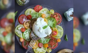 Bunter Tomatensalat mit cremiger Burrata. Ja, ist Burrata vegetarisch und ein Genuss!