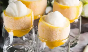Erfrischendes Sorbetto al limone, serviert in ausgehöhlten Zitronen, die in Gläsern stehen.