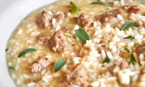 Cremiges Risotto mit herzhaften Salsiccia-Stücken und frischen Salbeiblättern.