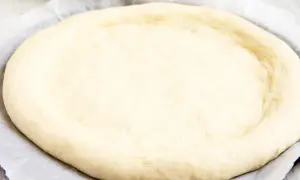 Flacher hefeteig ohne gehen, bereit für Belag.
