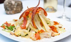 Salat mit Fenchel, Birne und feinen Streifen von **bottarga deutsch**. Ein Hauch von Luxus auf dem Teller.
