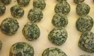 Spinat-Ricotta-Nocken auf weißem Untergrund.