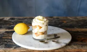 Erfrischendes Zitronen Tiramisu im Glas, garniert mit Zitronenschale. Ein leichtes Dessert, das Lust auf mehr macht.