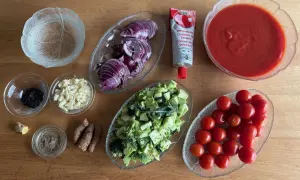 Zutaten für ein Gericht: Kirschtomaten, Brokkoli, Zwiebeln, Knoblauch, Ingwer, Gewürze und Tomatenmark mit viel Lycopin.