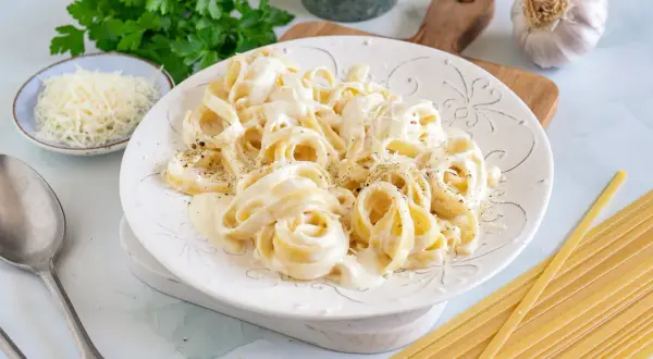 Cremige Pasta Alfredo, ein einfaches Rezept für ein köstliches Gericht. Mit Parmesan, Petersilie und Knoblauch.