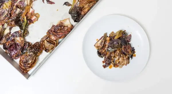 Gerösteter Radicchio, ein einfaches italienisches Rezept, liegt auf einem Blech und auf einem Teller.