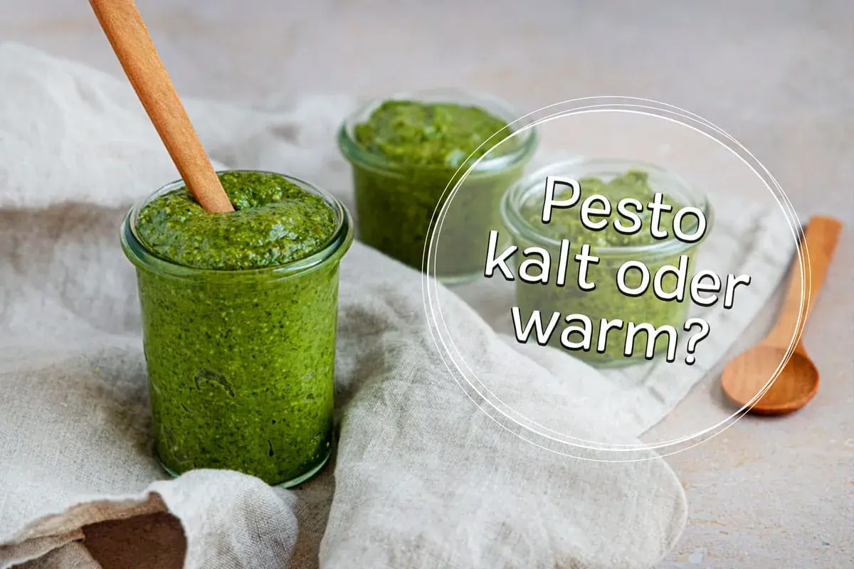 Frisches Pesto in Gläsern, mit einem Holzstäbchen. Die Frage: muss man Pesto warm machen?