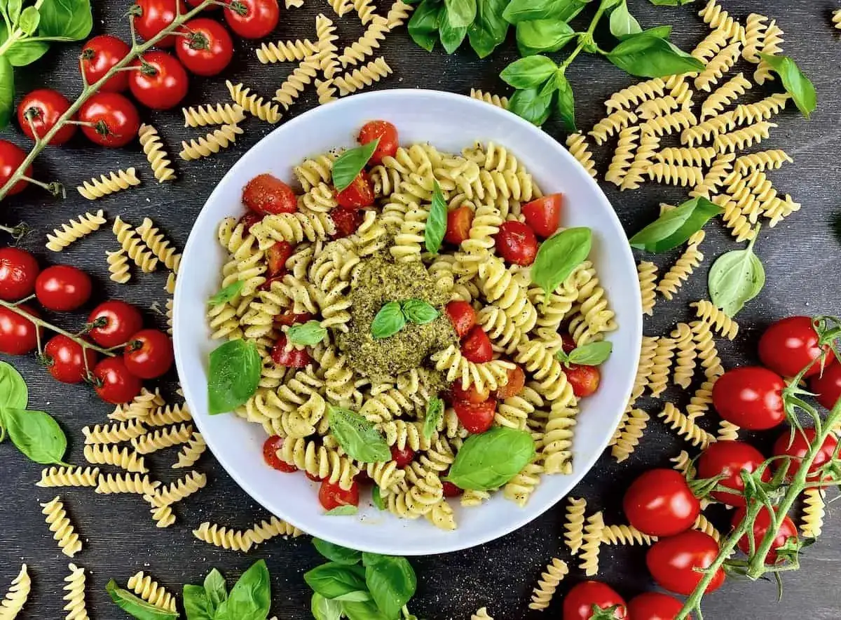 Fusilli-Pasta mit Kirschtomaten und Pesto. Muss man Pesto warm machen? Hier ist die Antwort: Ja, die Pasta ist warm und das Pesto wird darin vermischt.