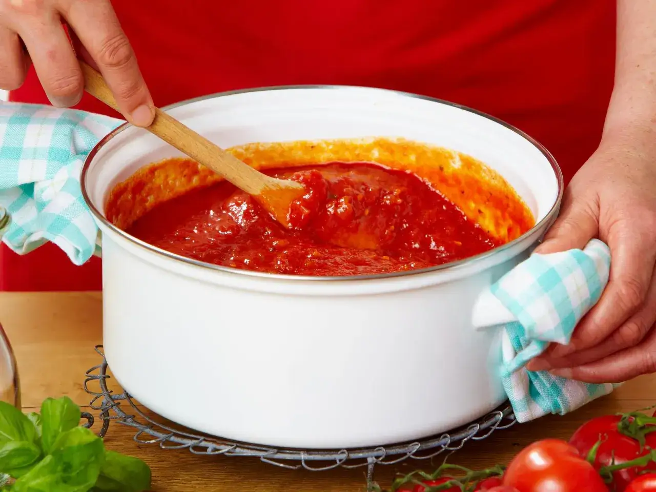 Frische Tomatensauce aus frischen Tomaten köchelt in einem Topf, bereit für Pasta.