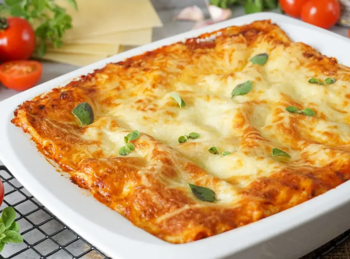 Frisch gebackene Lasagne im klassischen italienischen Stil, goldbraun überbacken mit Käse und garniert mit frischem Oregano. Ein köstliches Lasagne Rezept original italienisch.