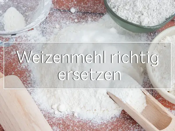 Mehlhaufen mit Sieb und Holzschaufel. Hier erfährst du, wie du Weizenmehl richtig ersetzen kannst, auch wenn du kein Mehl Typ 00 vergleichbar hast.