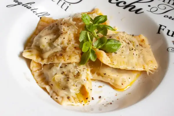 Frische Ravioli mit Parmesan und Basilikum, ein köstliches ravioli-teig rezept italienisch.